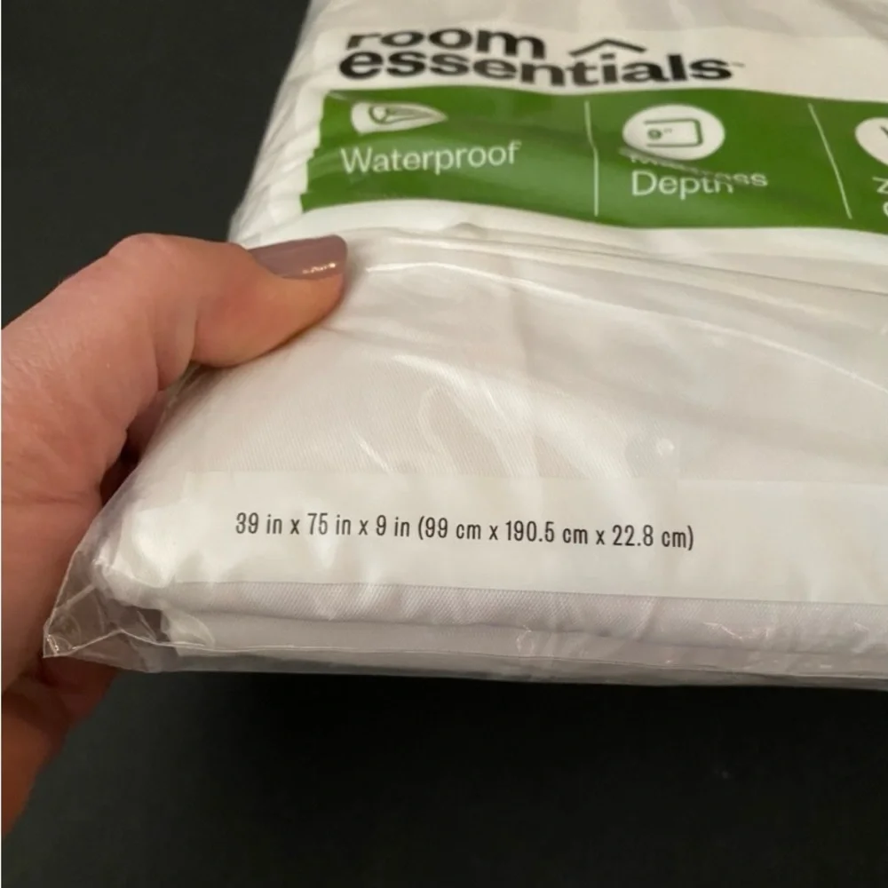 Room Essentials Zippered twin Sz Mattress Protector Waterproof White